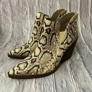 Vince Camuto Bootie Size 9